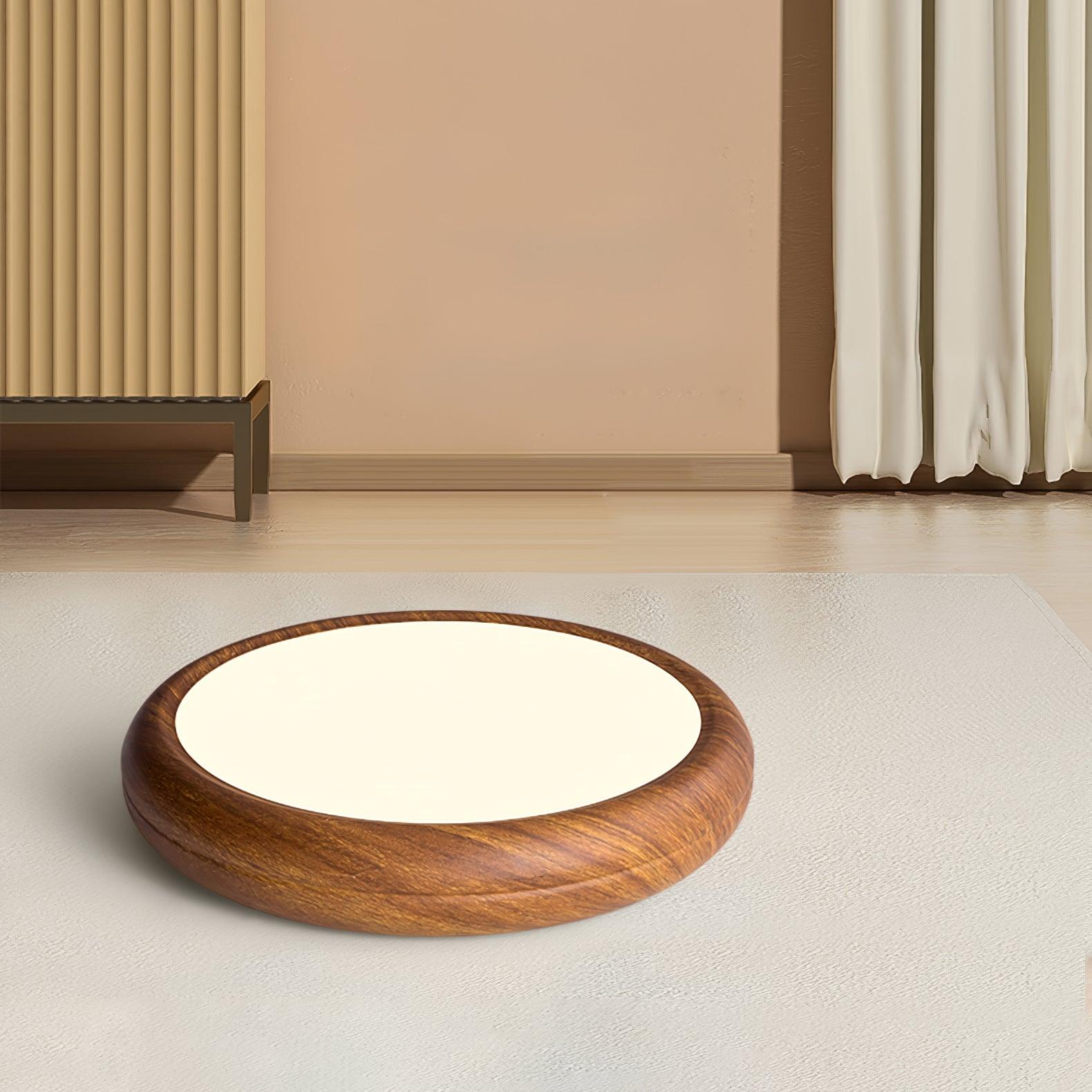 "Rund taklampe i mørke trekorn, nordisk design med LED-lys, akryldetaljer skaper varm atmosfære"