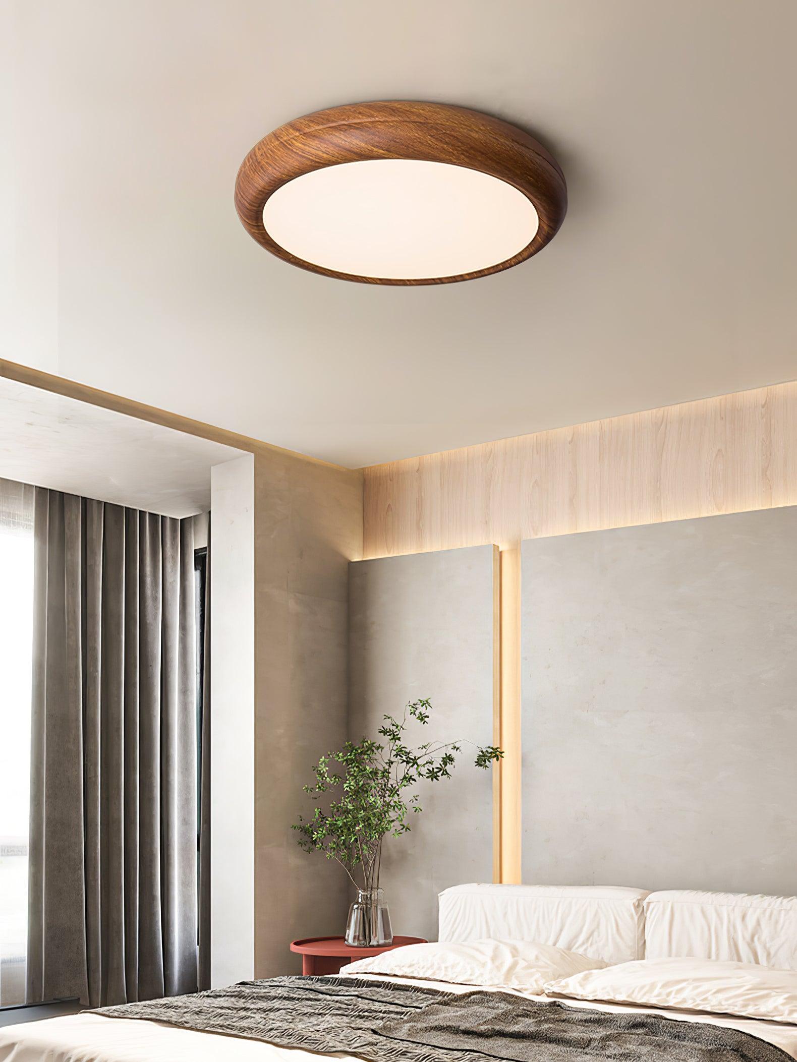 "Rund taklampe i mørke trekorn, nordisk design med LED-lys, akryldetaljer skaper varm atmosfære"
