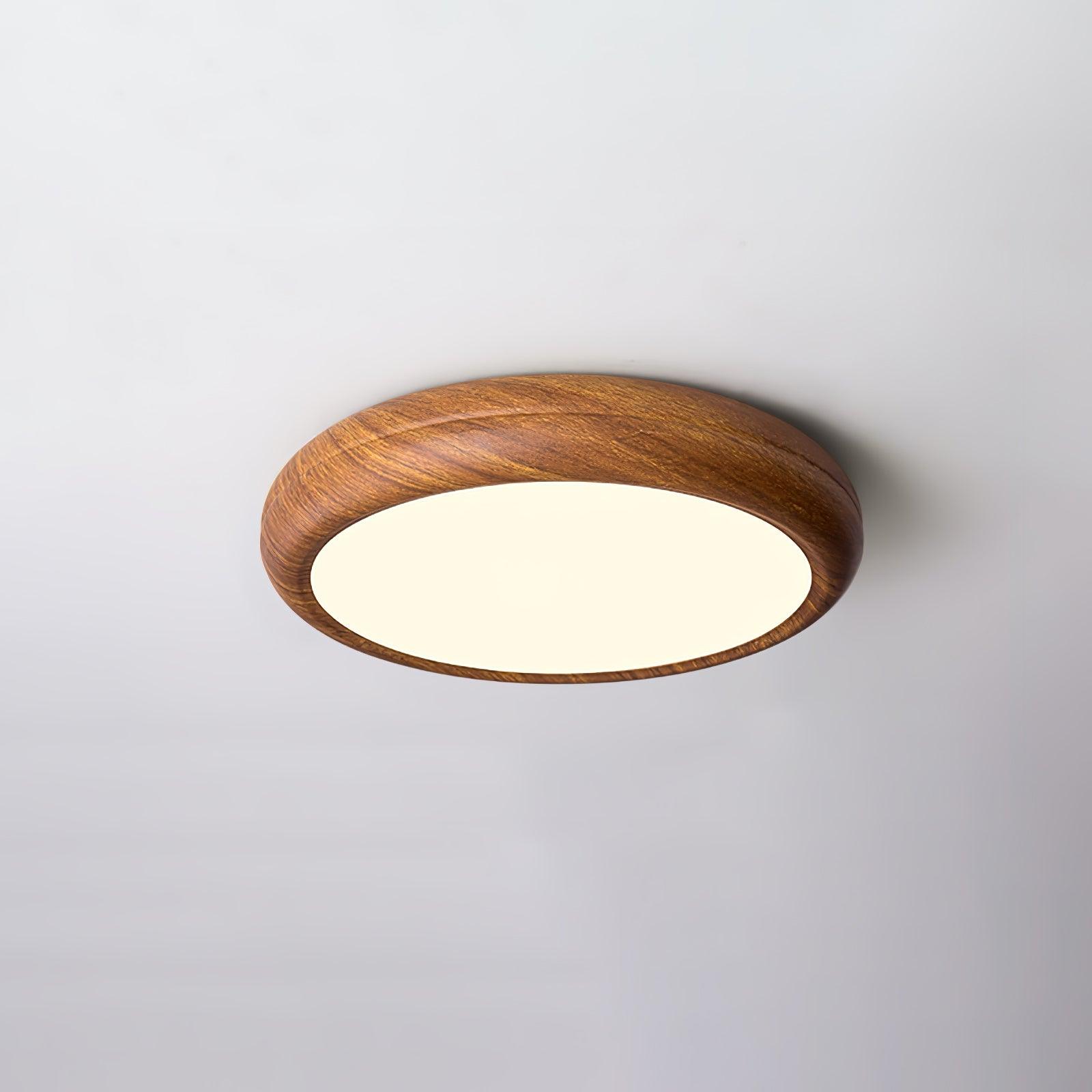 "Rund taklampe i mørke trekorn, nordisk design med LED-lys, akryldetaljer skaper varm atmosfære"