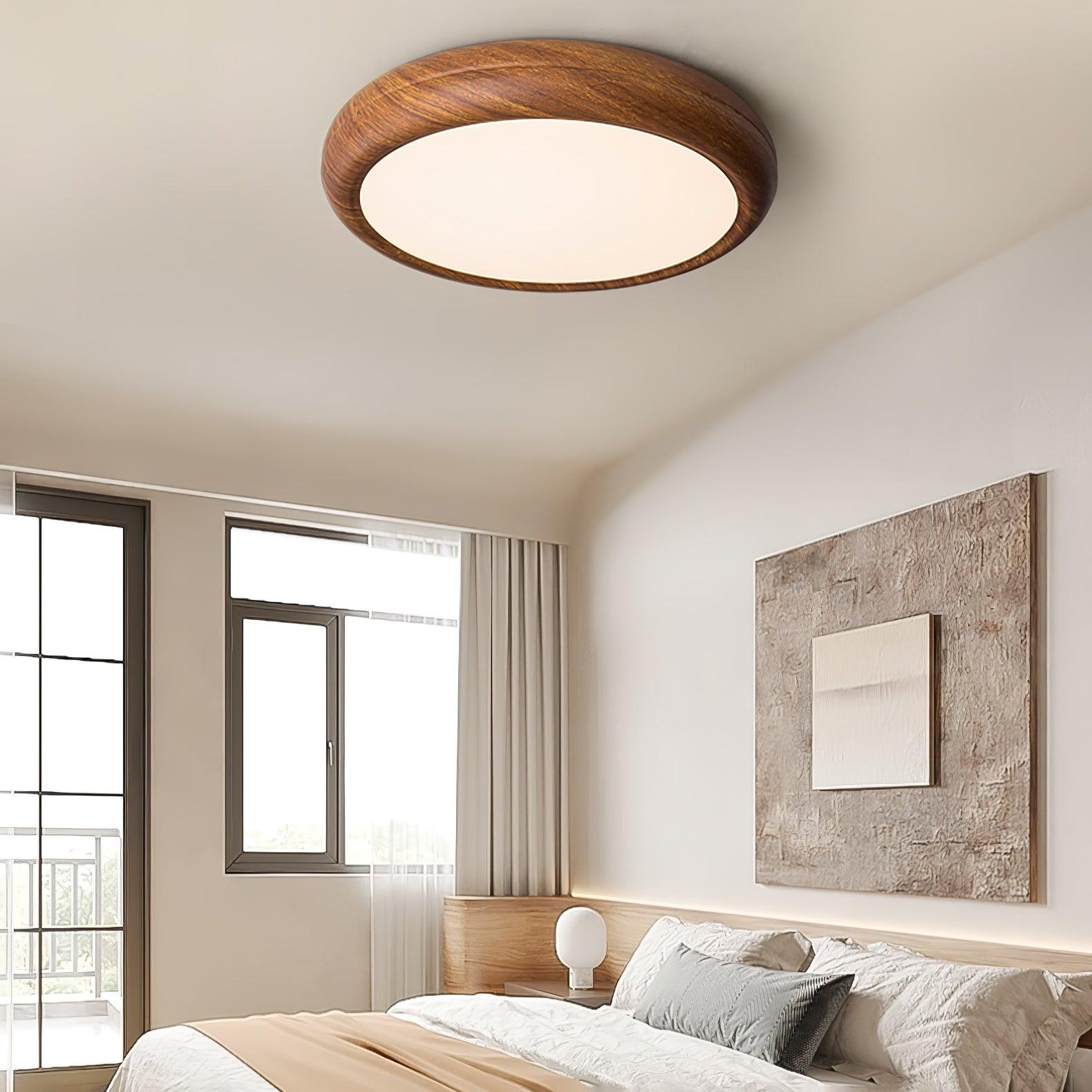 "Rund taklampe i mørke trekorn, nordisk design med LED-lys, akryldetaljer skaper varm atmosfære"