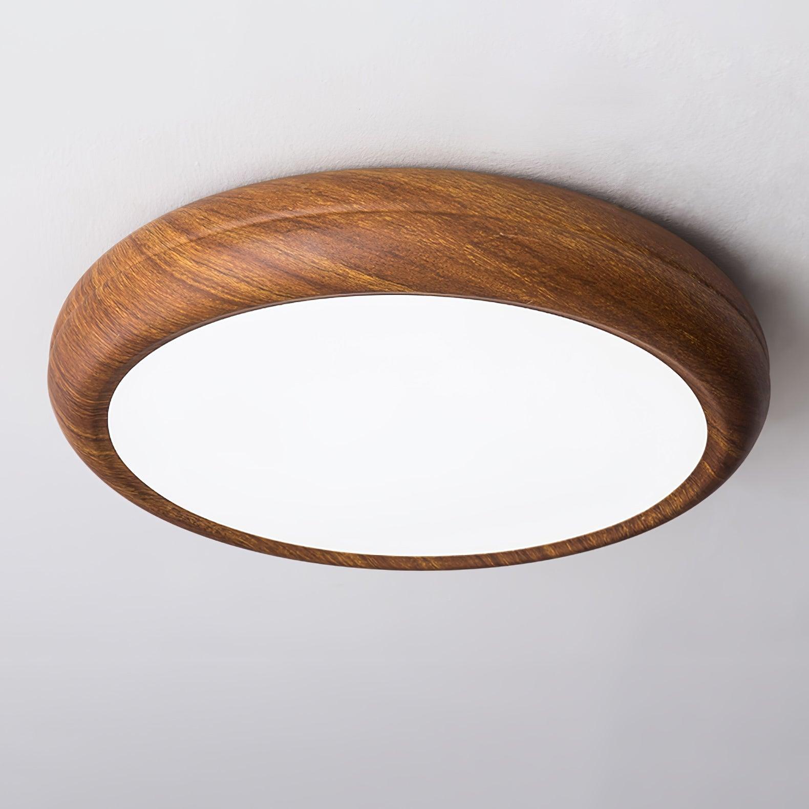 "Rund taklampe i mørke trekorn, nordisk design med LED-lys, akryldetaljer skaper varm atmosfære"
