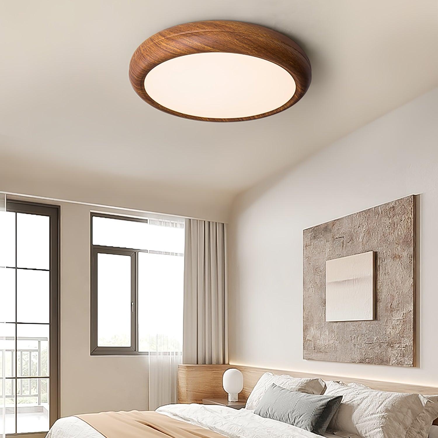 "Rund taklampe i mørke trekorn, nordisk design med LED-lys, akryldetaljer skaper varm atmosfære"