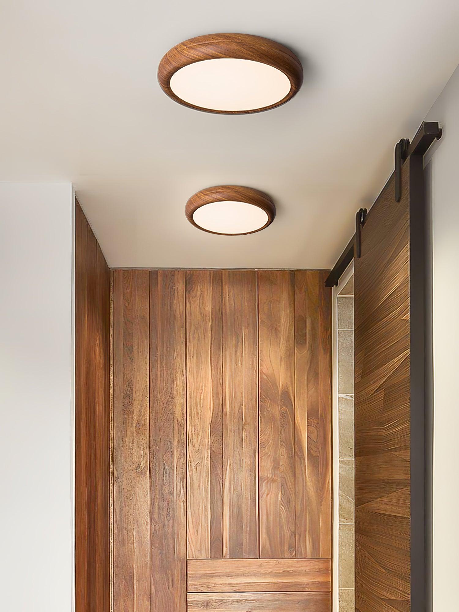 "Rund taklampe i mørke trekorn, nordisk design med LED-lys, akryldetaljer skaper varm atmosfære"