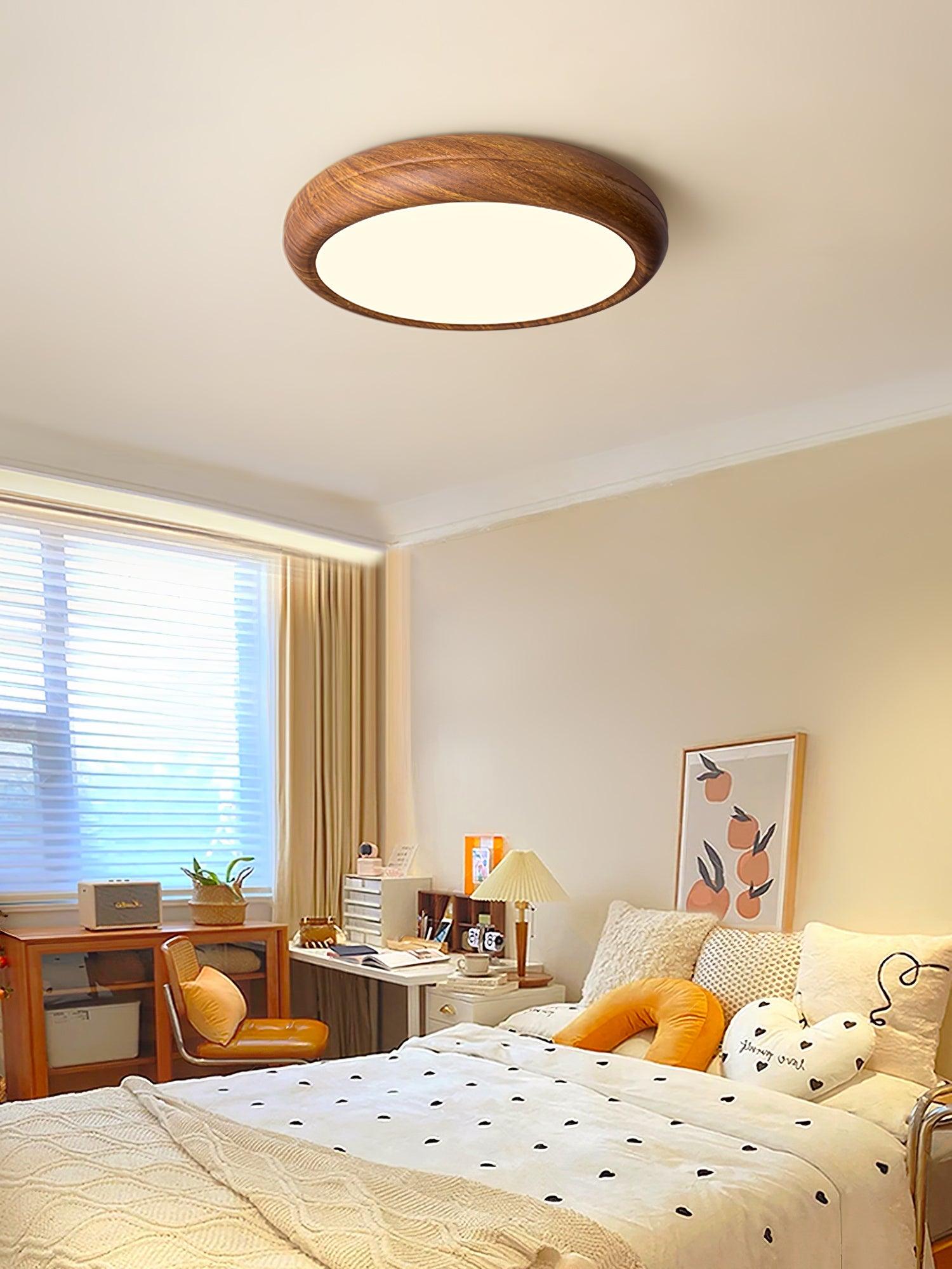 "Rund taklampe i mørke trekorn, nordisk design med LED-lys, akryldetaljer skaper varm atmosfære"
