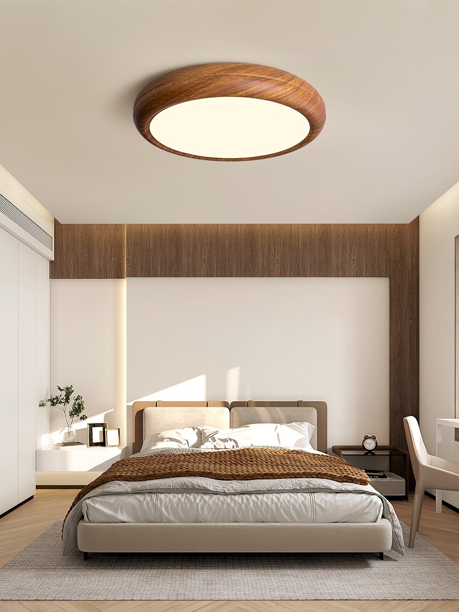 "Rund taklampe i mørke trekorn, nordisk design med LED-lys, akryldetaljer skaper varm atmosfære"