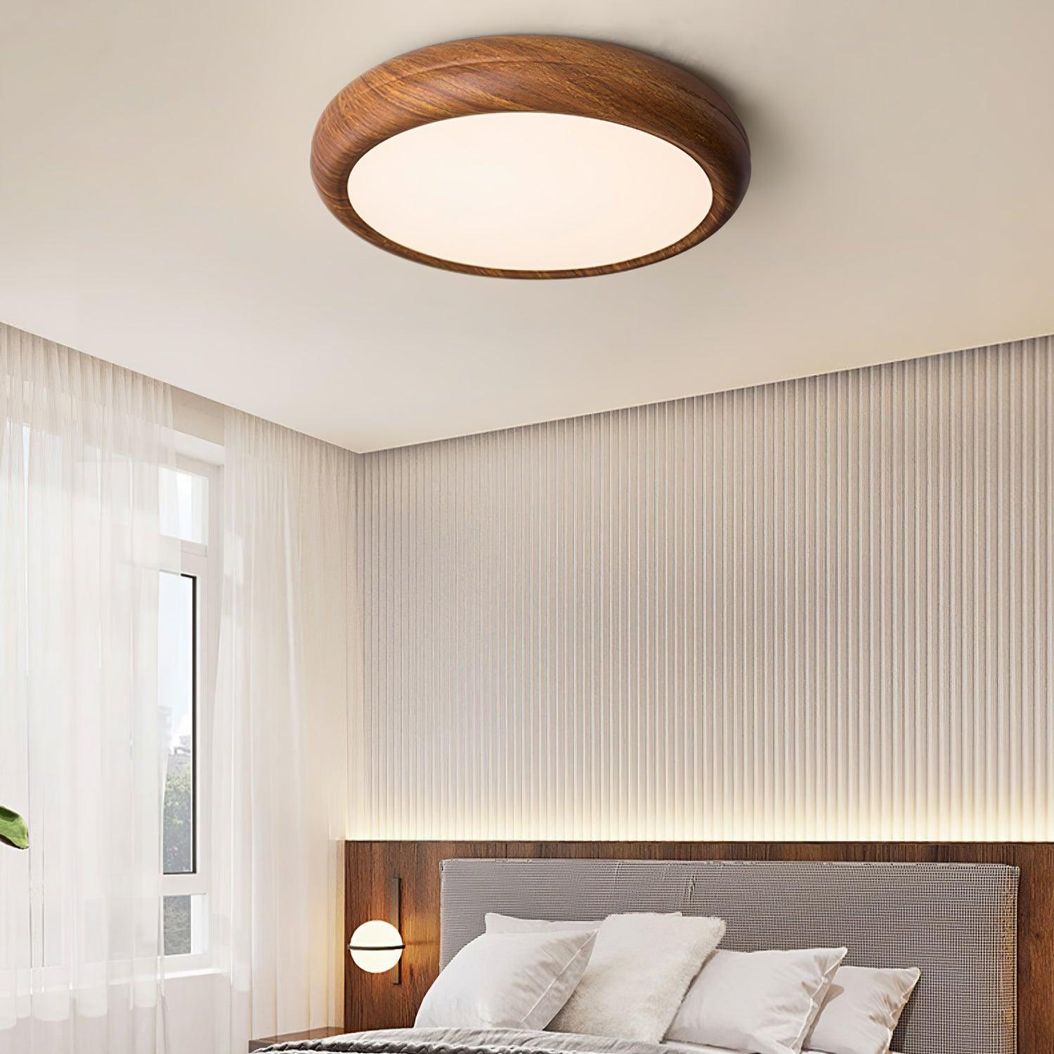 "Rund taklampe i mørke trekorn, nordisk design med LED-lys, akryldetaljer skaper varm atmosfære"