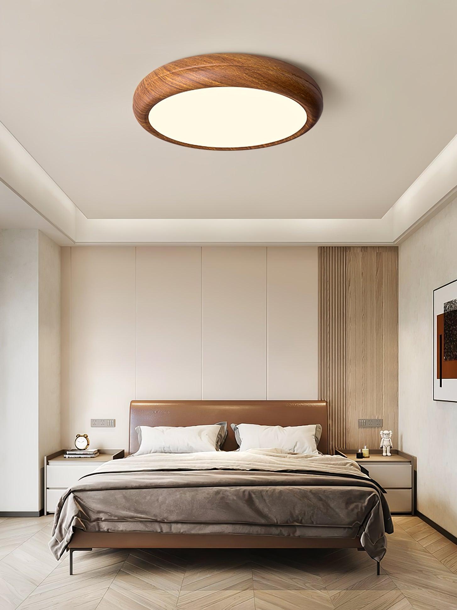 "Rund taklampe i mørke trekorn, nordisk design med LED-lys, akryldetaljer skaper varm atmosfære"