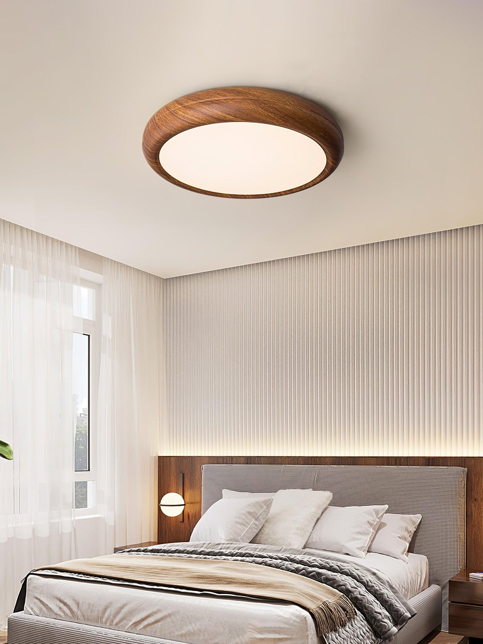 "Rund taklampe i mørke trekorn, nordisk design med LED-lys, akryldetaljer skaper varm atmosfære"