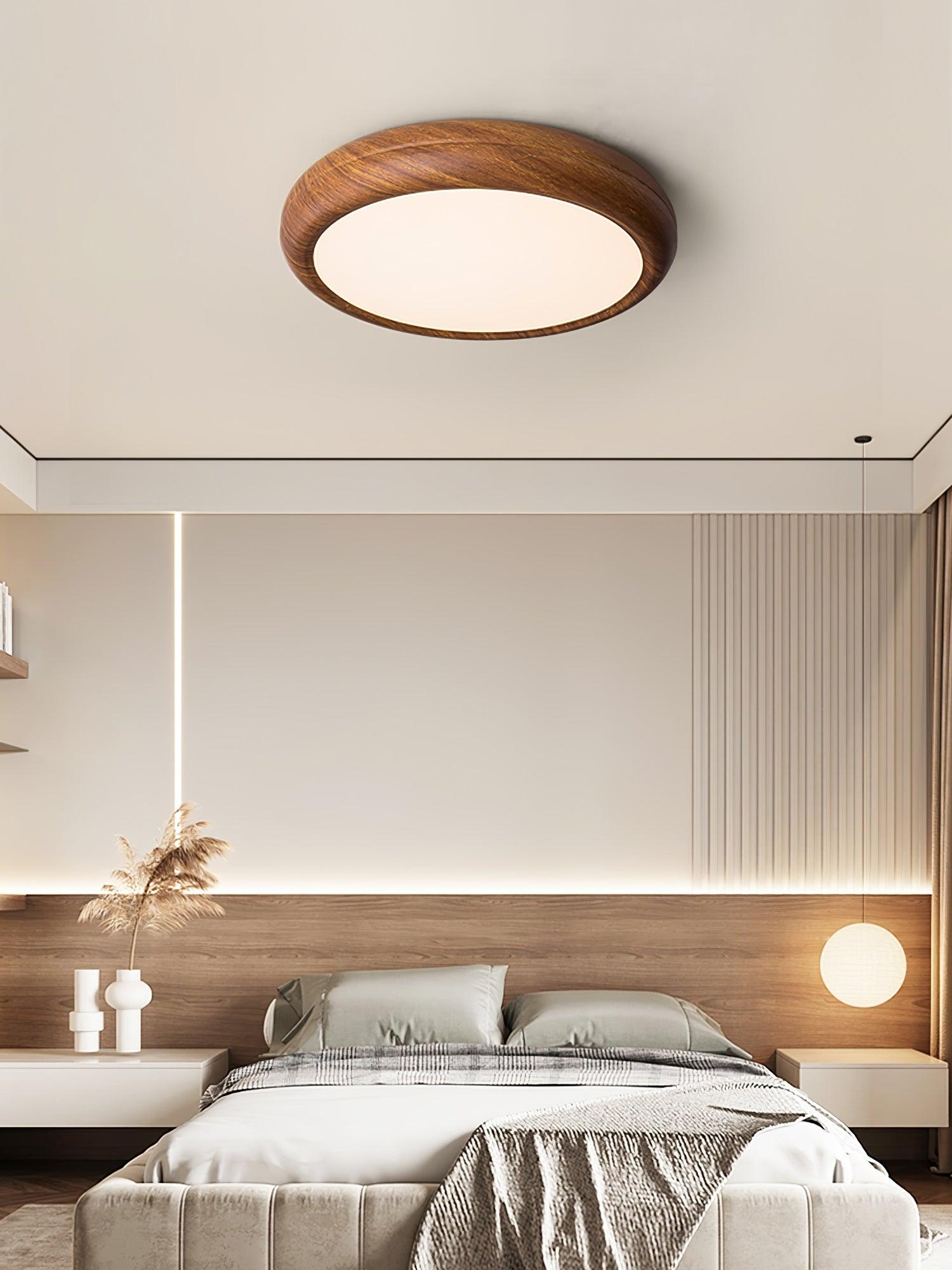 "Rund taklampe i mørke trekorn, nordisk design med LED-lys, akryldetaljer skaper varm atmosfære"
