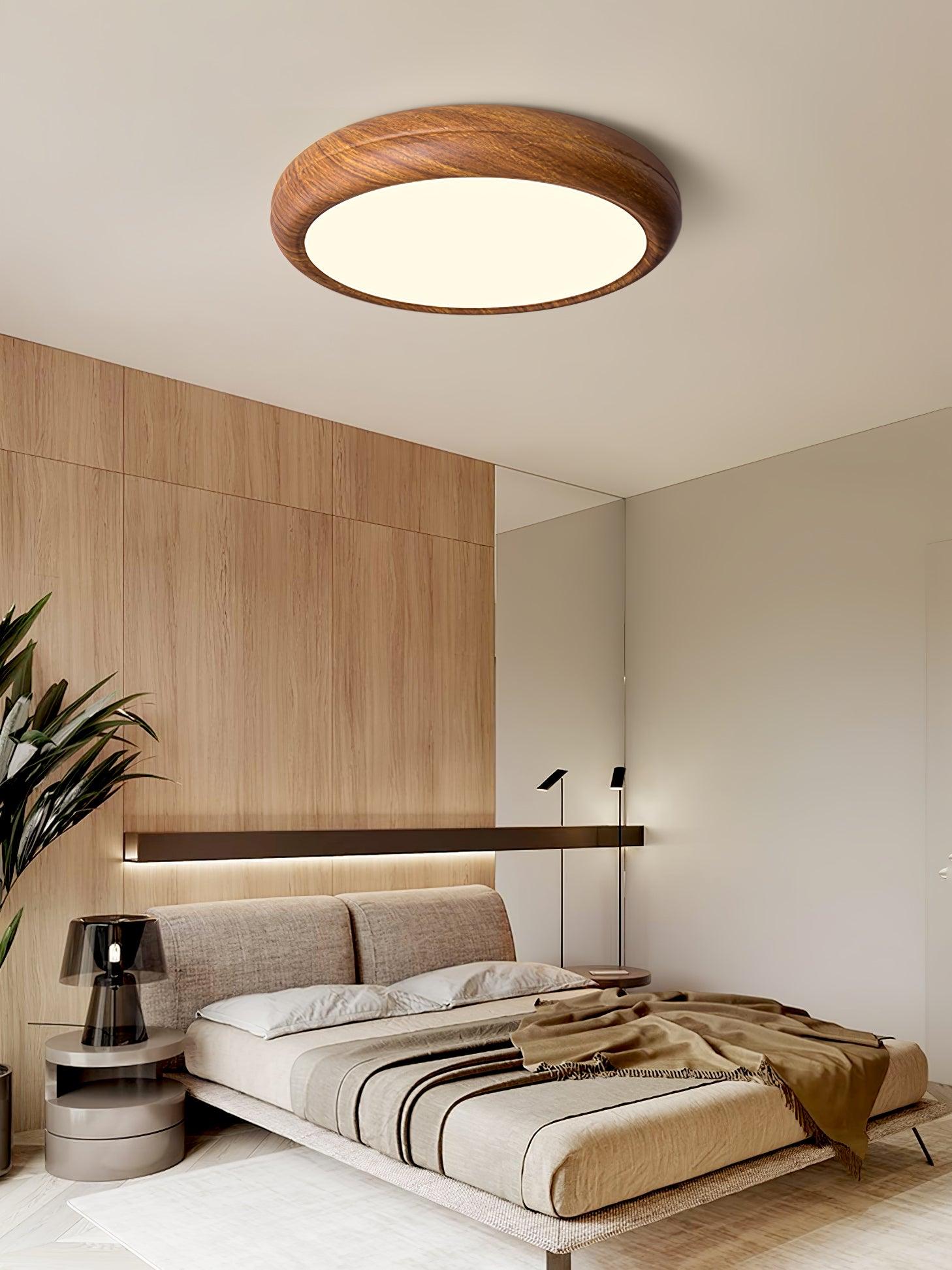 "Rund taklampe i mørke trekorn, nordisk design med LED-lys, akryldetaljer skaper varm atmosfære"