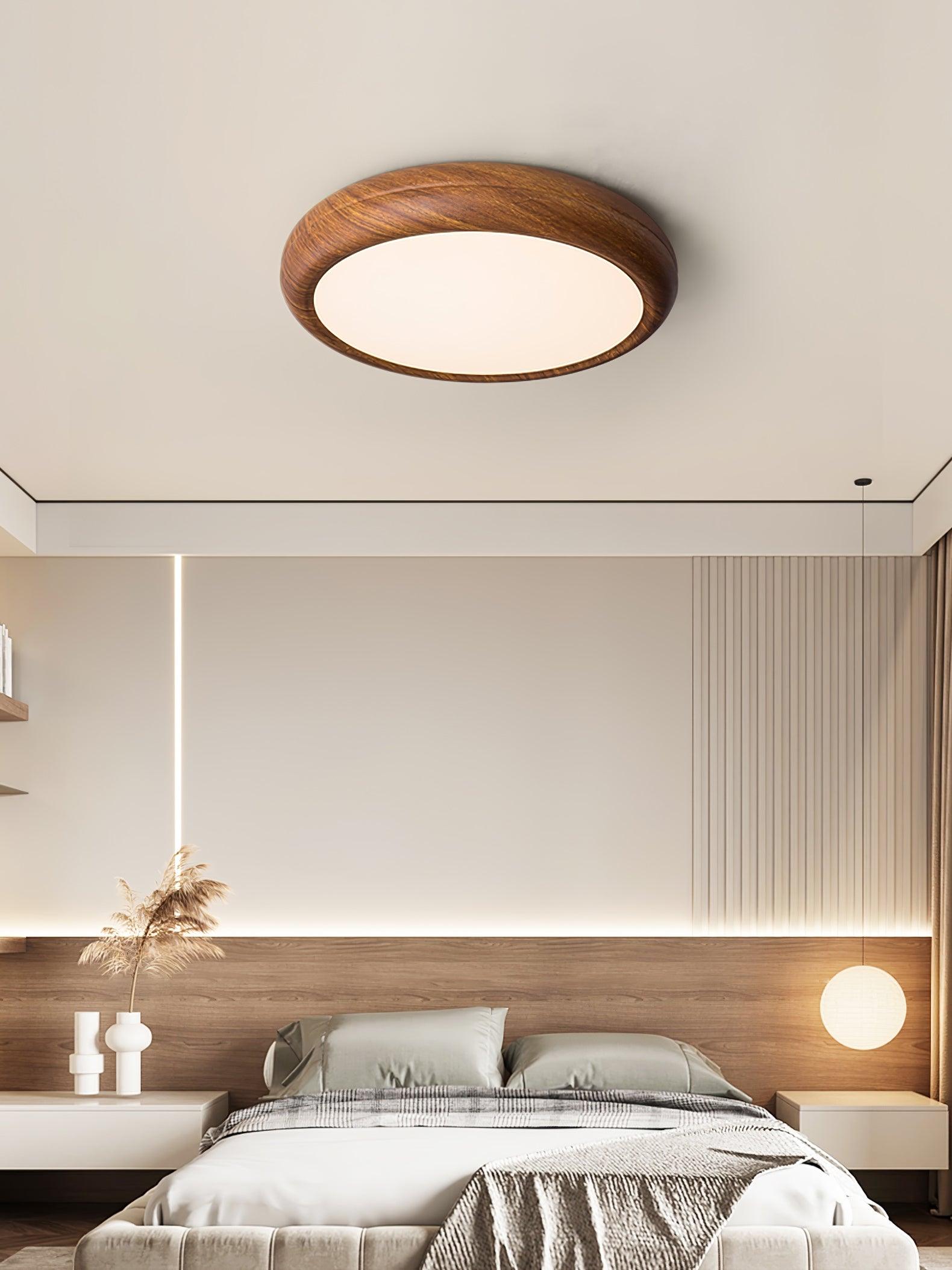 "Rund taklampe i mørke trekorn, nordisk design med LED-lys, akryldetaljer skaper varm atmosfære"
