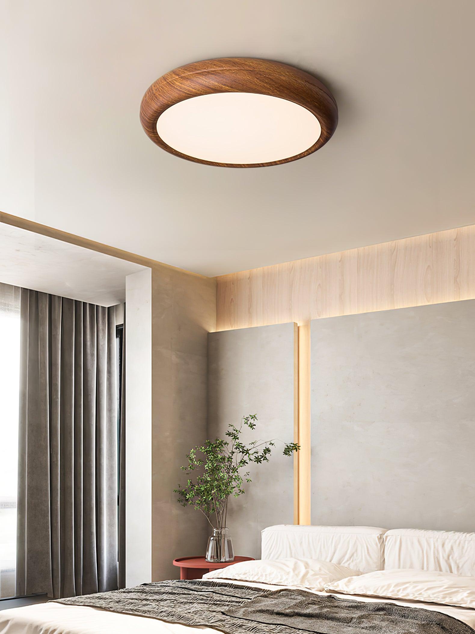 "Rund taklampe i mørke trekorn, nordisk design med LED-lys, akryldetaljer skaper varm atmosfære"