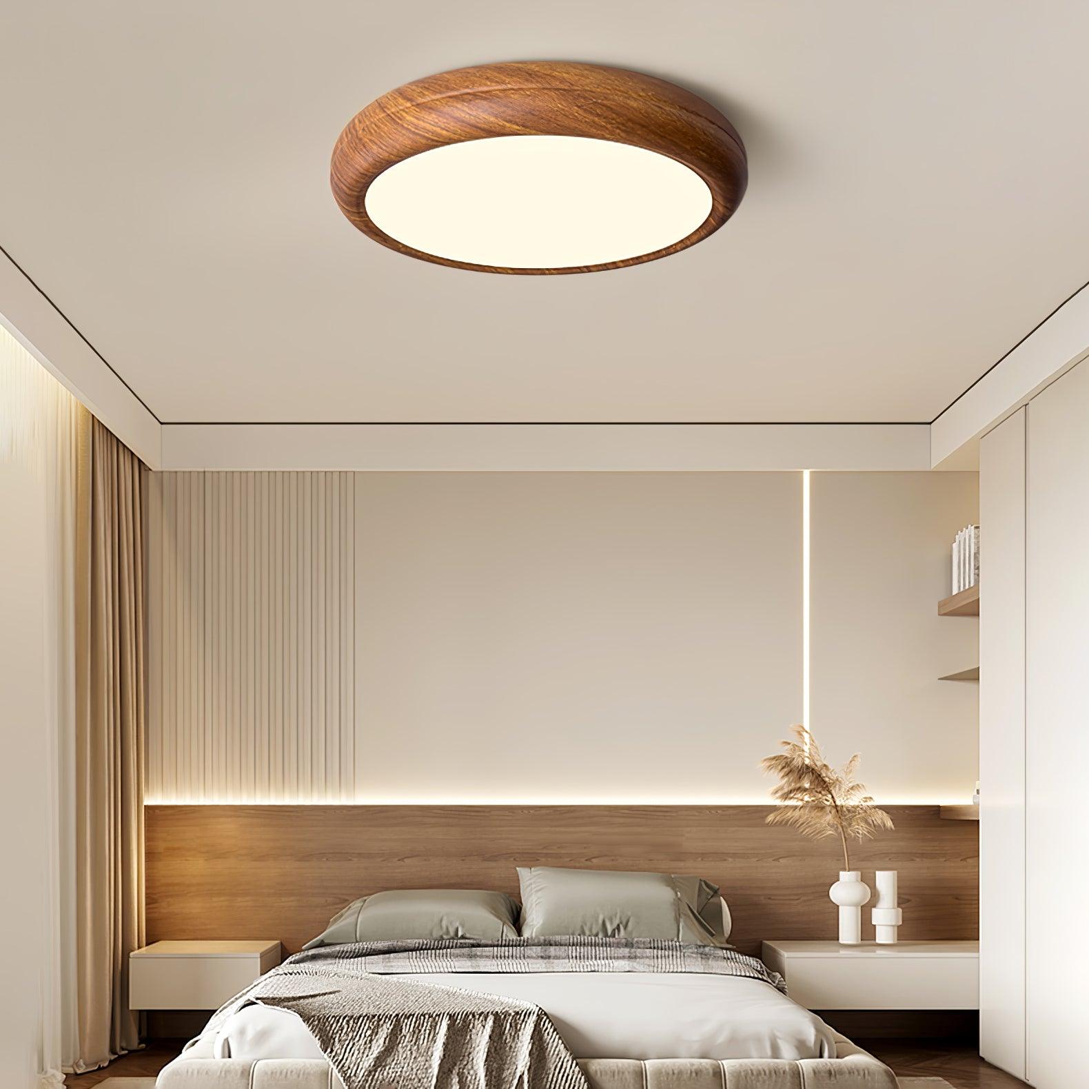"Rund taklampe i mørke trekorn, nordisk design med LED-lys, akryldetaljer skaper varm atmosfære"