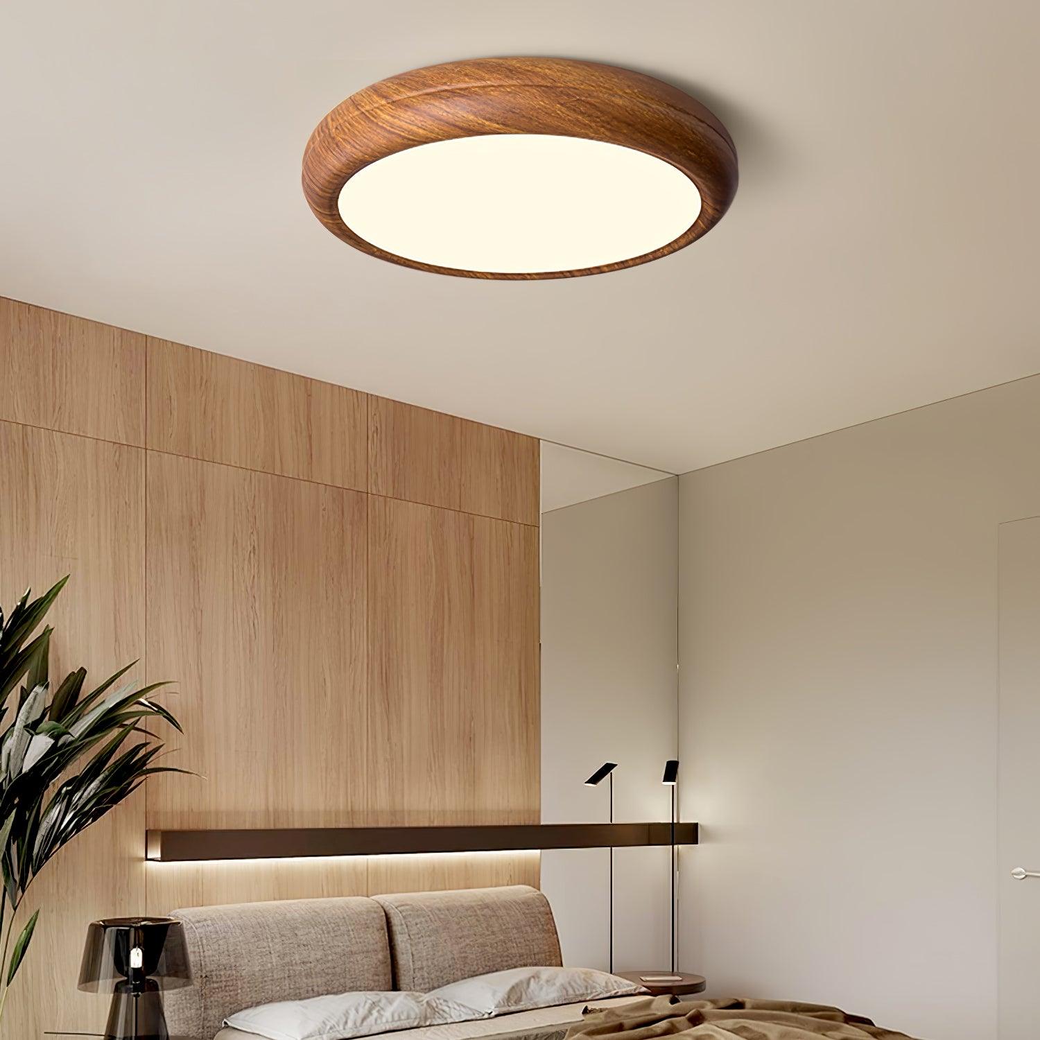 "Rund taklampe i mørke trekorn, nordisk design med LED-lys, akryldetaljer skaper varm atmosfære"