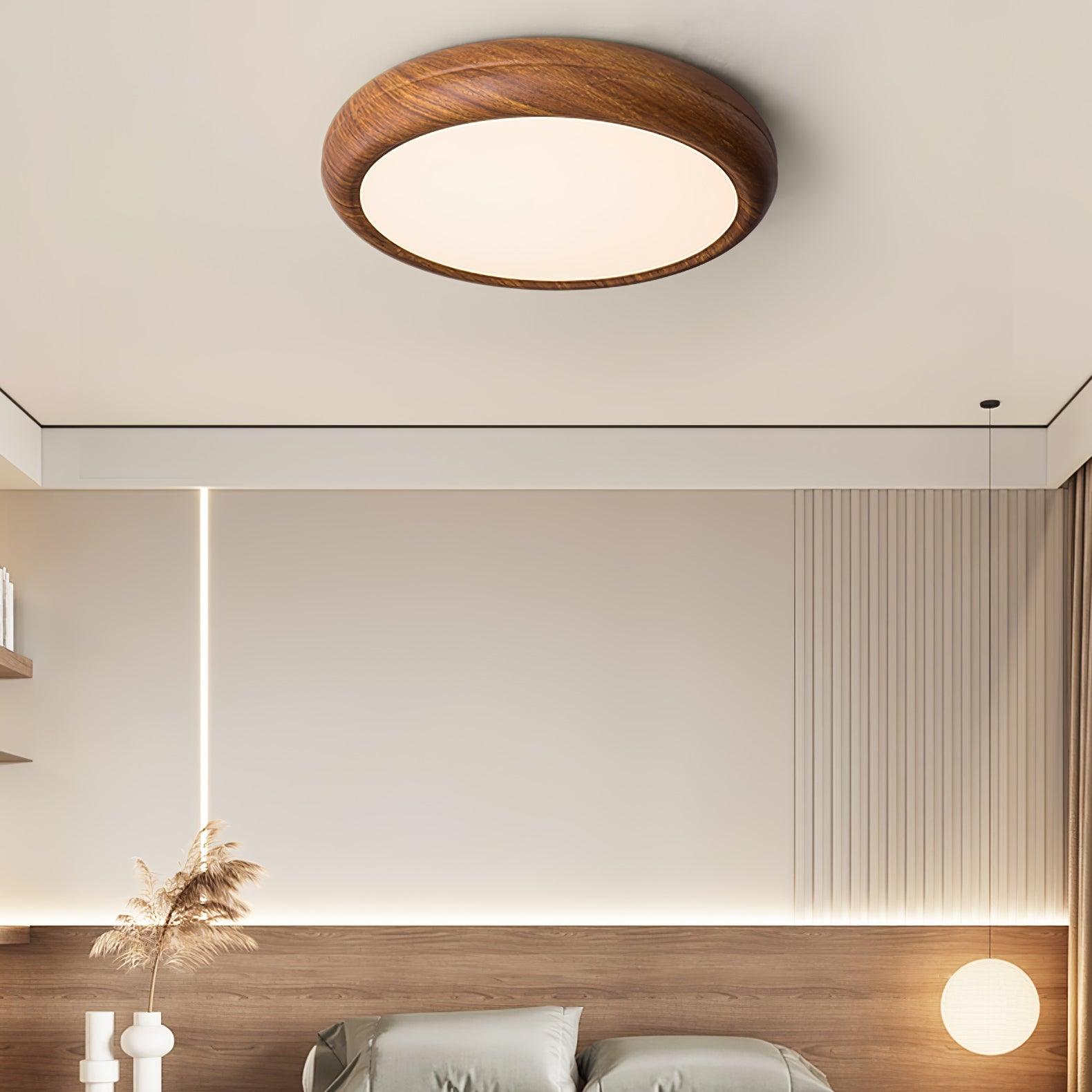 "Rund taklampe i mørke trekorn, nordisk design med LED-lys, akryldetaljer skaper varm atmosfære"
