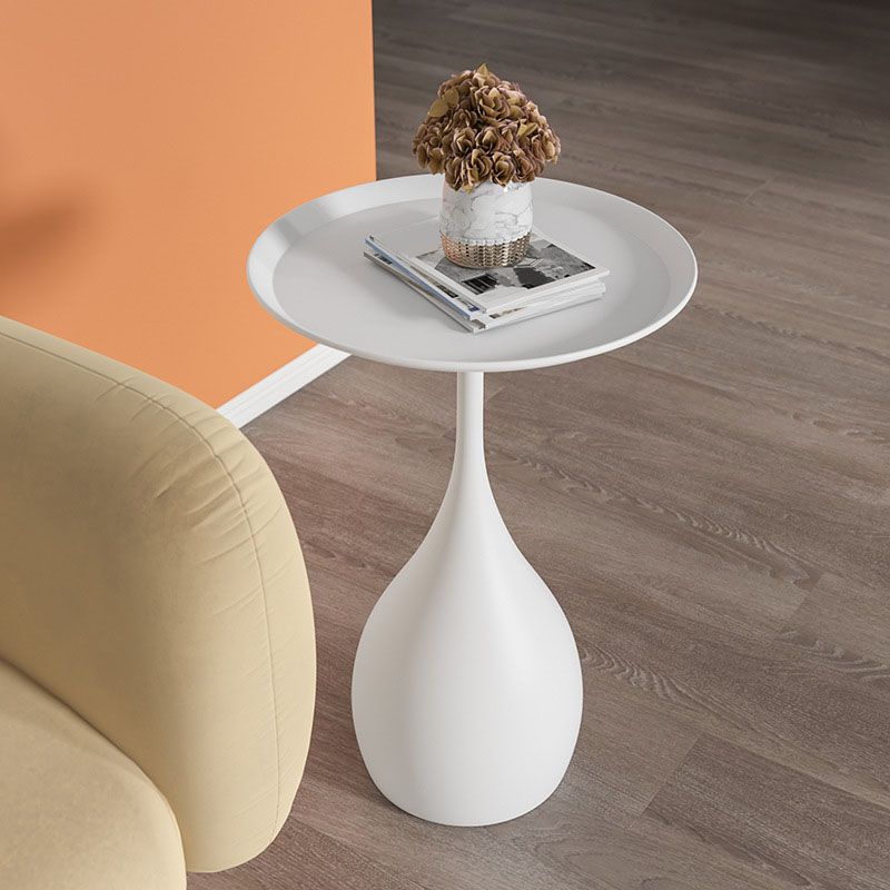 Elegant salongbord i rundt metall med minimalistisk design. Ideelt for hjemmeinnredning.