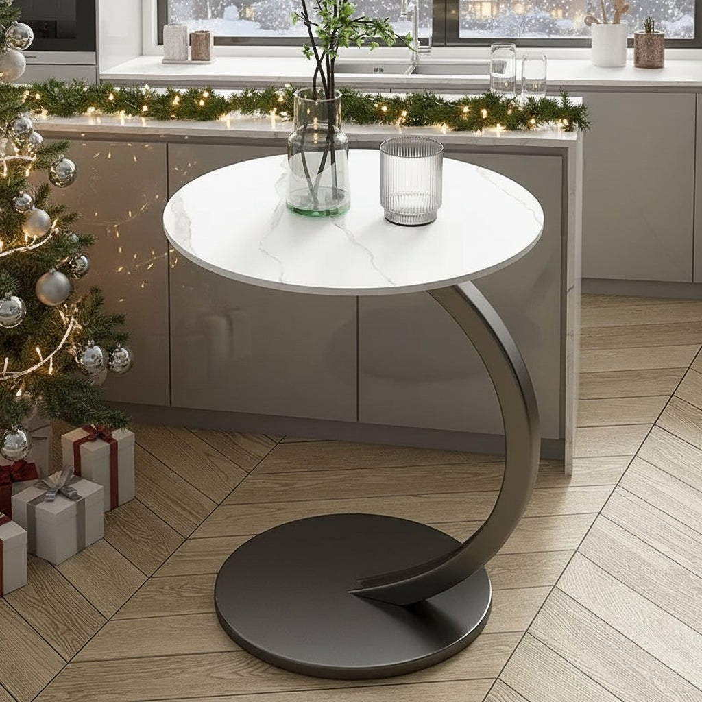 Rundt sidebord; moderne, kompakt møbel ideelt for små rom og stueinteriør.