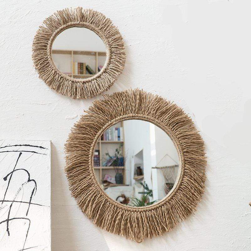 Nærbilde av detaljene i hampetau-rammen på et dekorativt veggspeil i trendy boho stil.