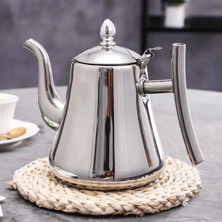 Elegant induksjonskjele i børstet rustfritt stål. Ideell vannkoker og tekjele for moderne kjøkken.