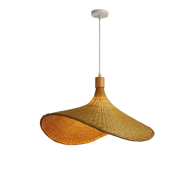Rustikk bambus pendellampe i boho stil. Håndlaget belysning for varm og naturlig hjemmedekor.