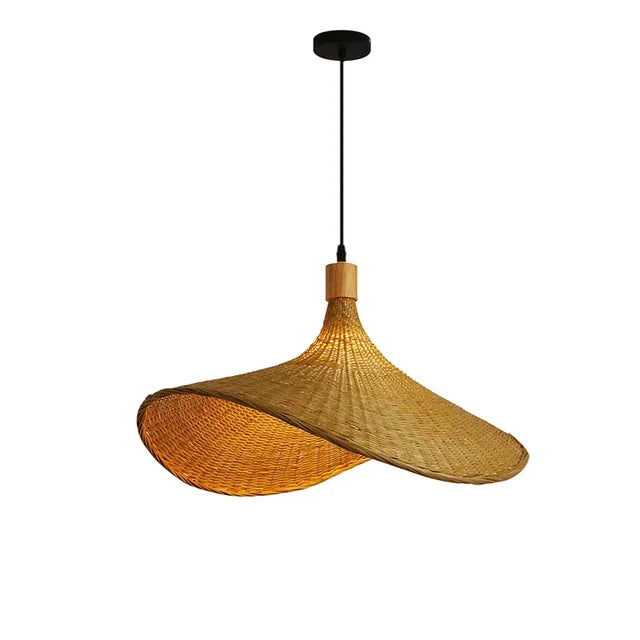 Moderne pendellampe i bambus for hjemmedekor. Essensiell for å oppnå en stilren og innbydende boho interiørstil.