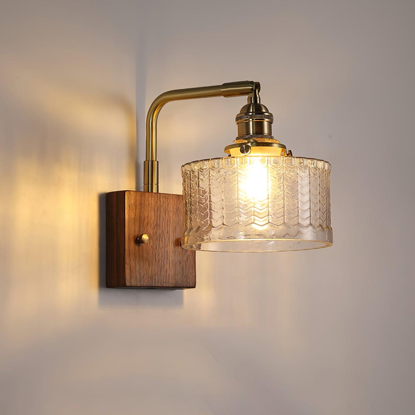 "Rustikk Camela vegglampe med grønn fiskeskalamønstret kunstglasskjerm, antikk messing og tre."