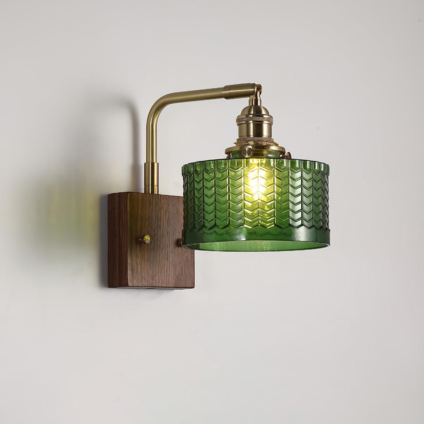 "Rustikk Camela vegglampe med grønn fiskeskalamønstret kunstglasskjerm, antikk messing og tre."