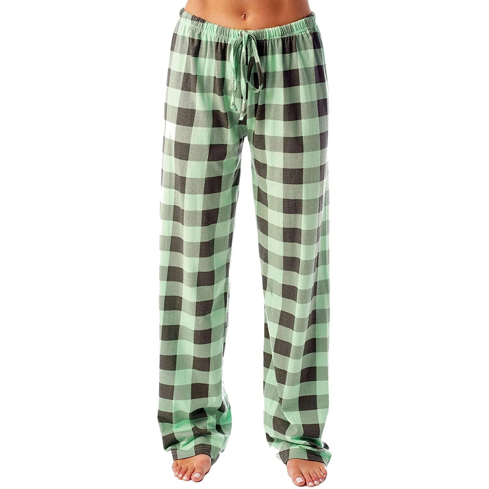 En kvinne slapper av i rutete pyjamasbukser, som er både myke og komfortable, perfekte for lounge og nattøy.