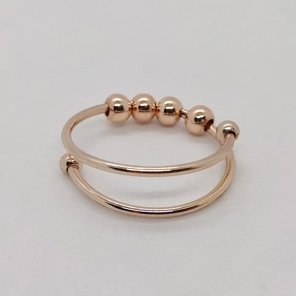 Vakker roségull antistressring, roterende design for kvinner. Et avslappende smykke for fokus.