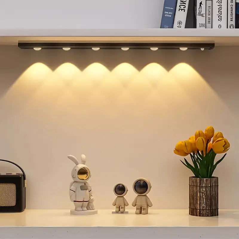 Intelligent LED-lys med bevegelsessensor, perfekt for smart belysning under skap og i garderober.
