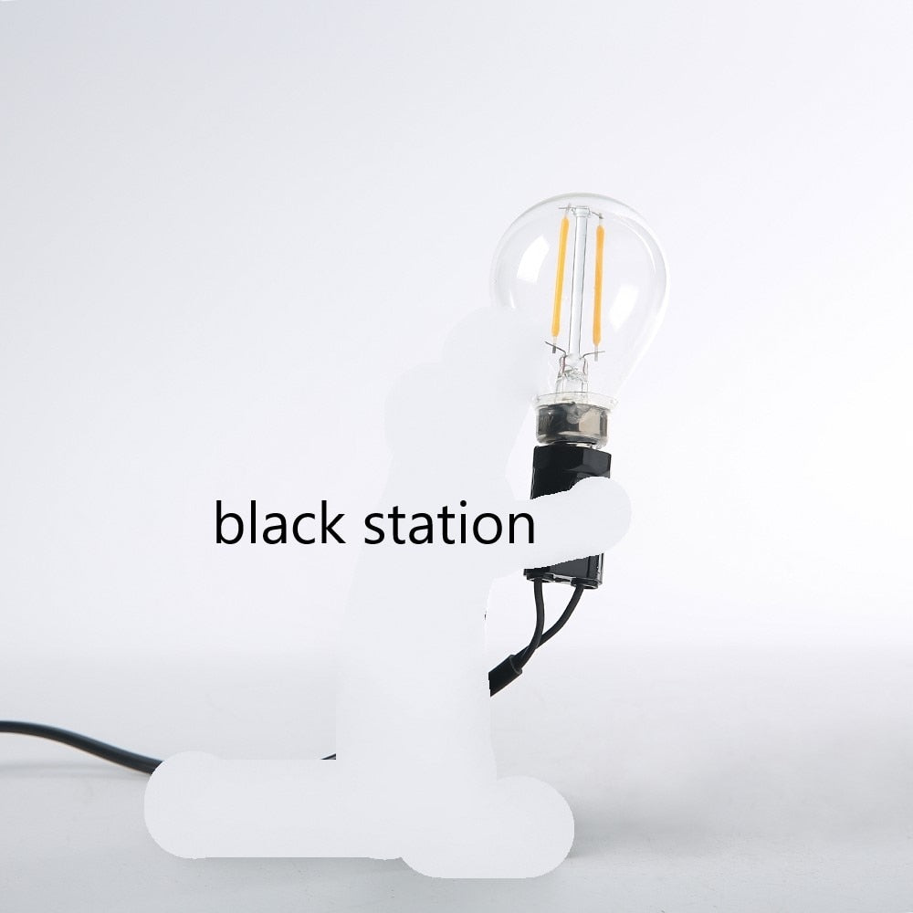 Sjarmerende muselampe i harpiks, en unik LED bordlampe som pynter opp stue eller soverom.