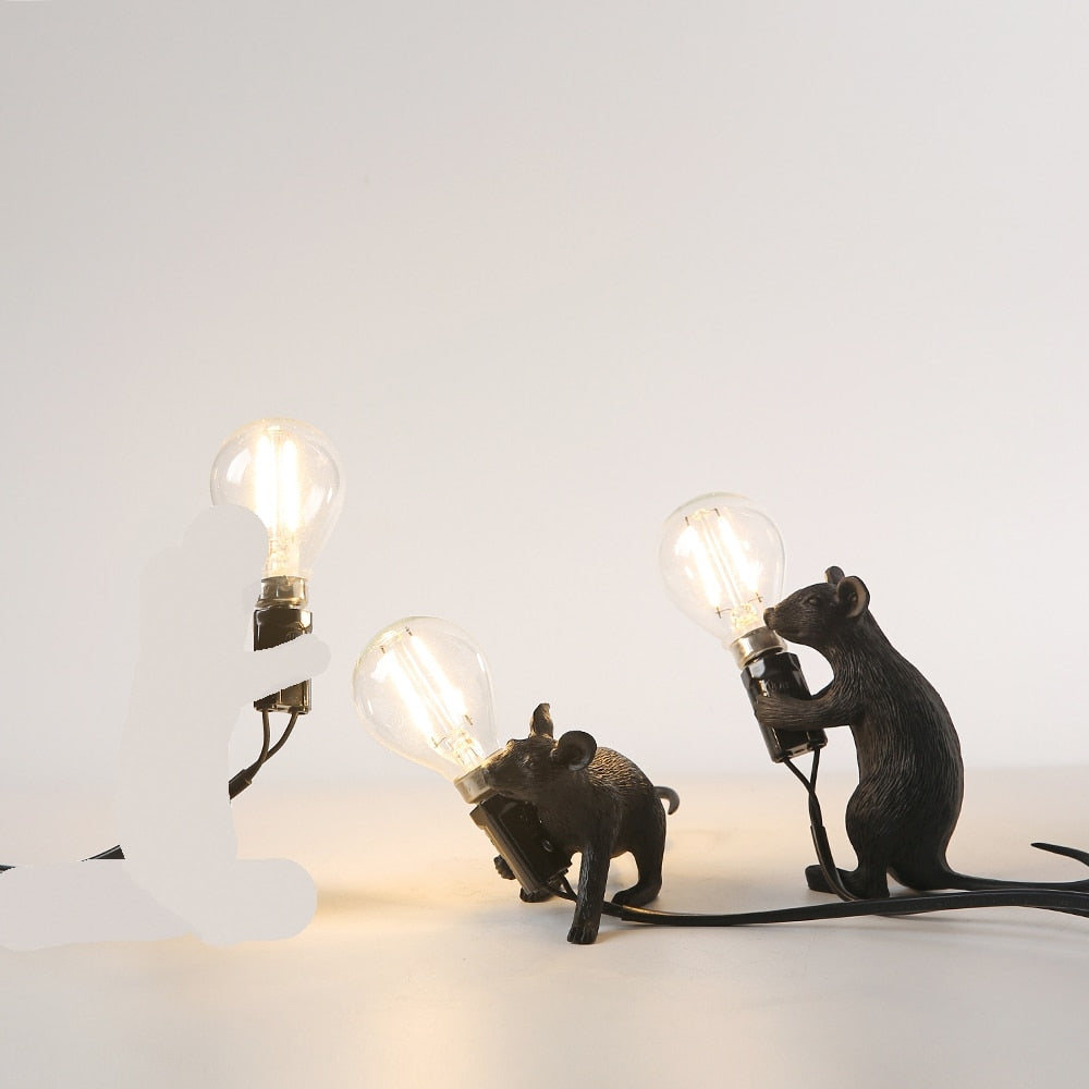 Muselampe med LED-lys, en dekorativ bordlampe i harpiks for et unikt og koselig hjem.