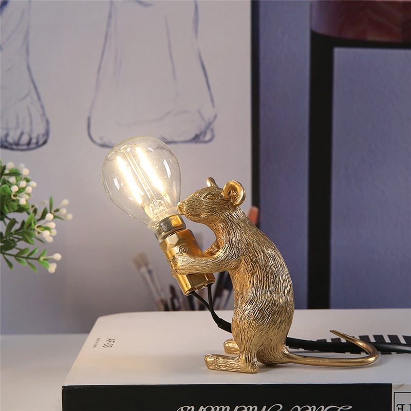Dekorativ bordlampe, en søt muselampe i harpiks som gir varmt LED-lys til ethvert rom.