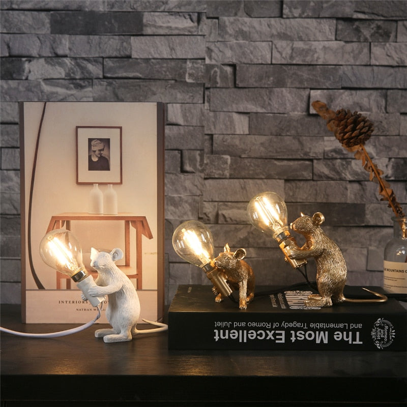 Muselampe i hvit harpiks, en moderne og unik designlampe med LED-belysning for stuen.