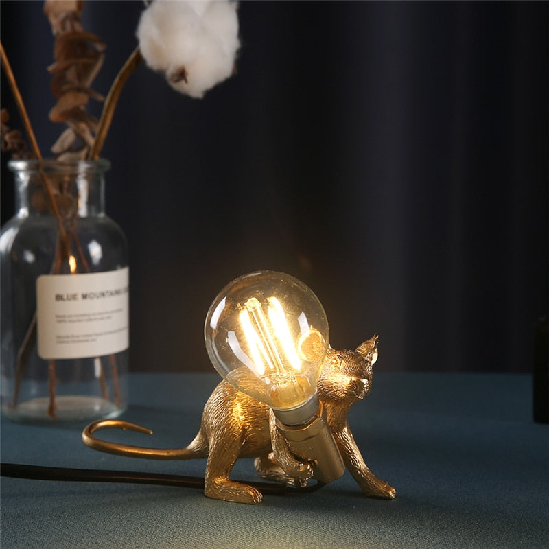 Elegant og søt harpiks muselampe. En unik bordlampe som lyser opp soverommet med LED.