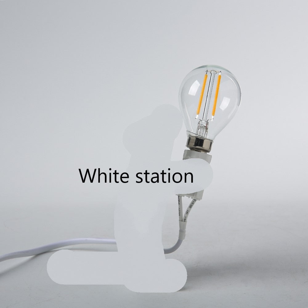 Søt hvit muselampe som en dekorativ LED bordlampe for moderne interiør og gaveideer.