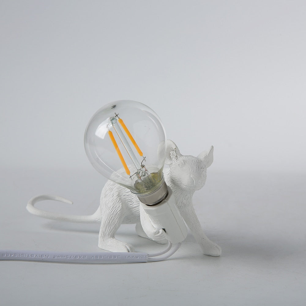 Detaljert bilde av en søt harpiks muselampe, en sjarmerende LED bordlampe til stuen.