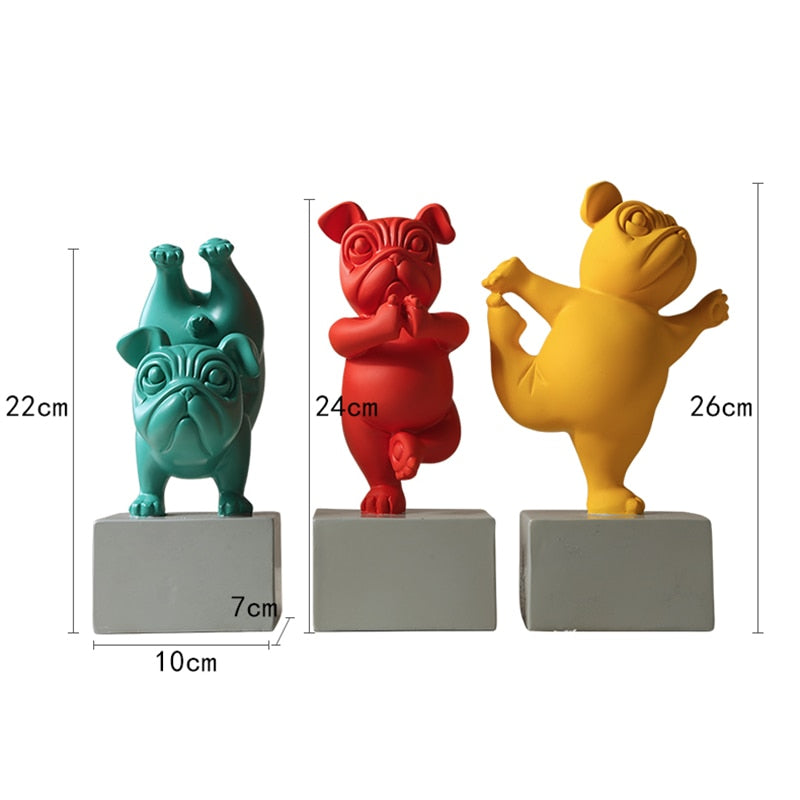 Kunstnerisk bulldog-figur i porselen eller harpiks, gir hygge og karakter til rommet.