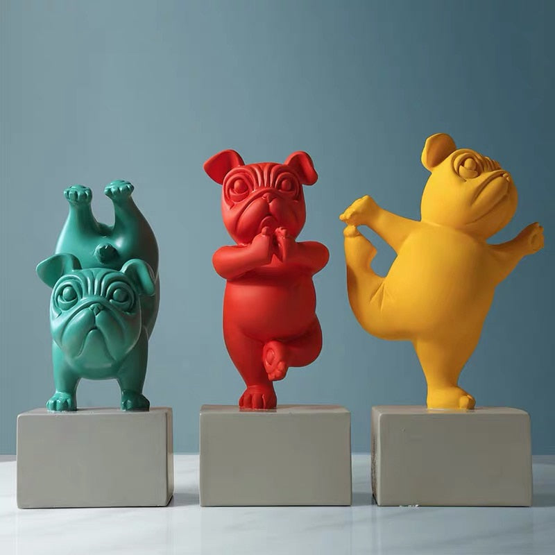 Håndlaget bulldog-statue som utfører yoga, en unik og stilsikker dekorasjon.