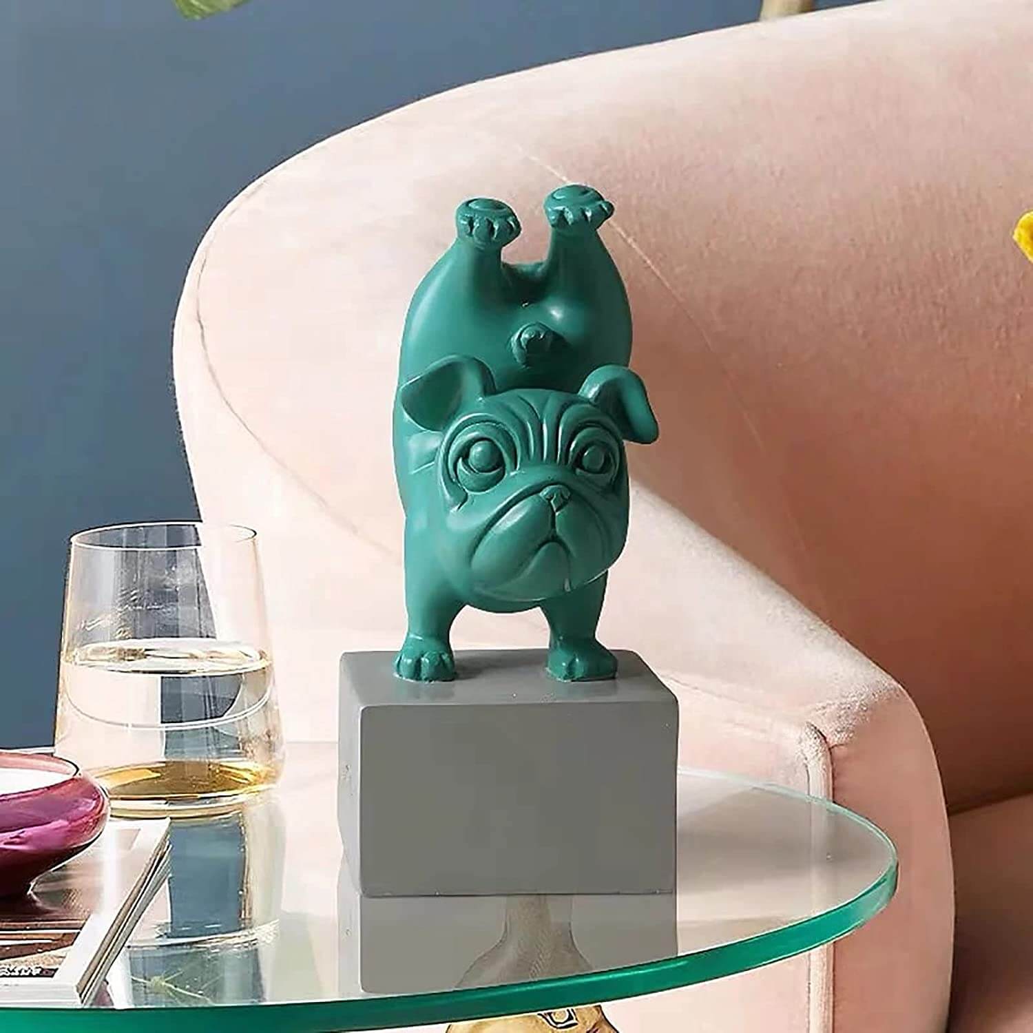 Gave til yogaentusiaster: en artig bulldog-figur som pynter opp hvert hjem.