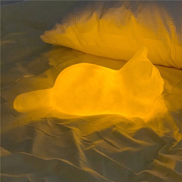 Drømmende katt bordlampe med stemningslys, ideell som interiørdetalj og nattbordslampe.