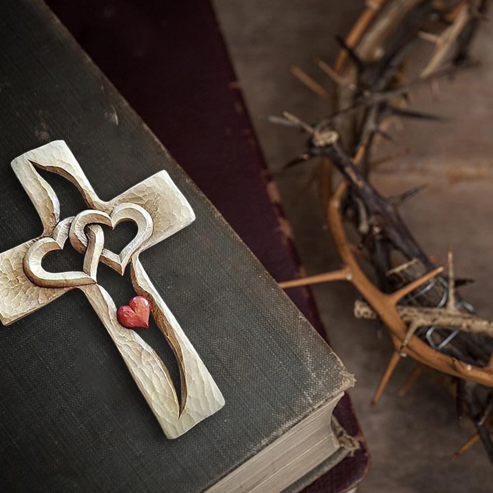 Detaljert trekors i tre med utskårne hjerter, perfekt for religiøs og åndelig dekorasjon.