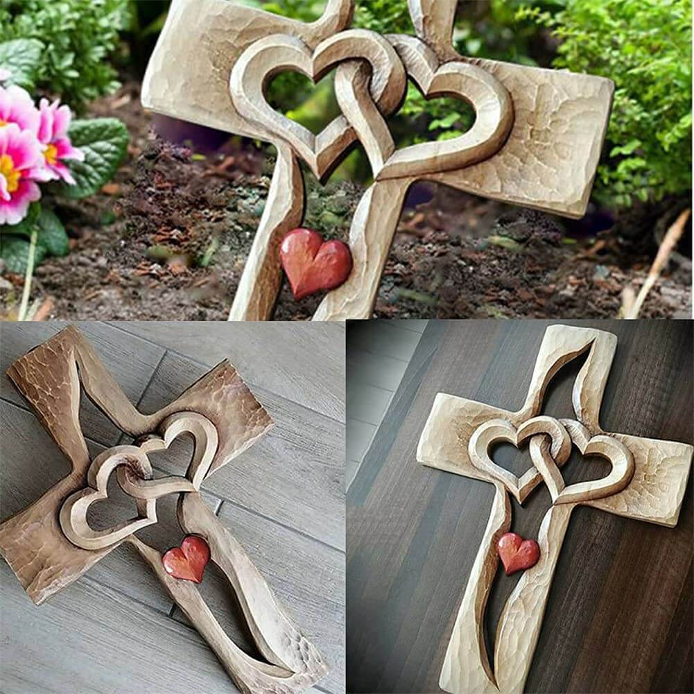 Utskåret trekors med hjerter, nydelig som gave eller til egen religiøs dekorasjon.