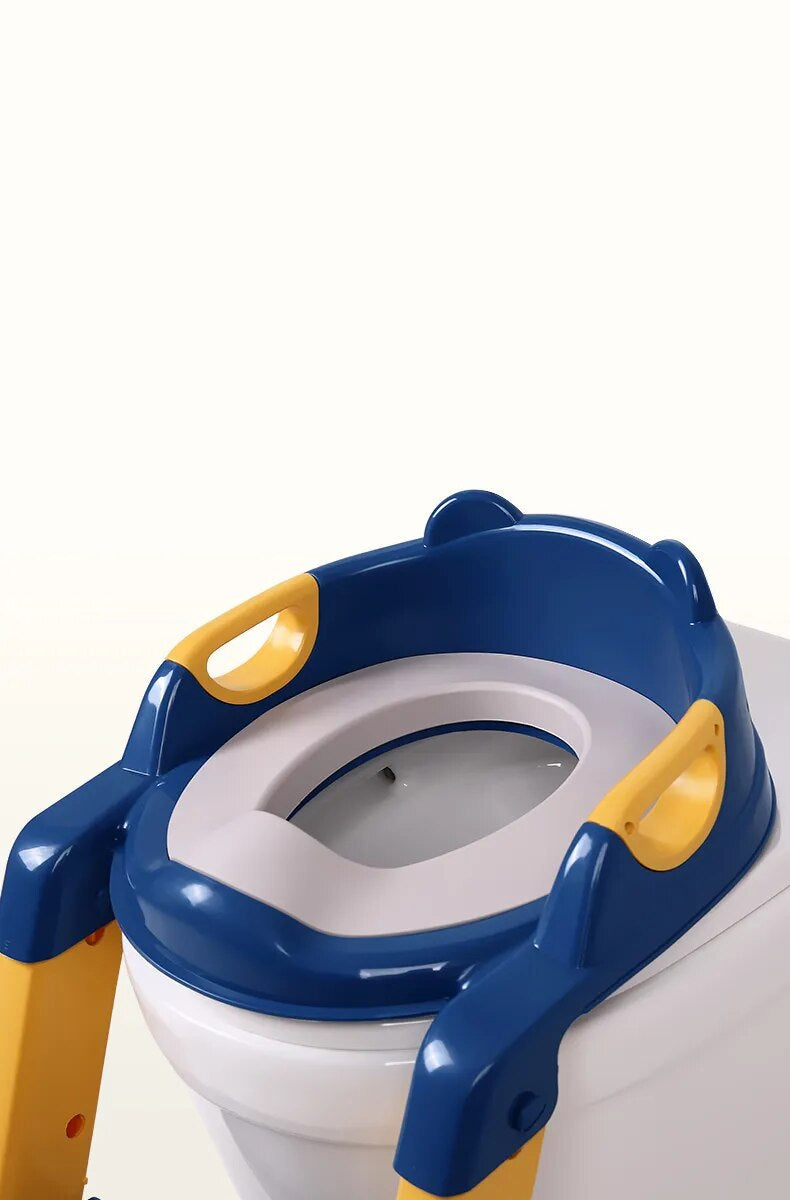 "Sammenleggbar Potty Training Seat, justerbar, trygg, hvit og blå, passer til små bad, antiskli føtter, kompakt design."