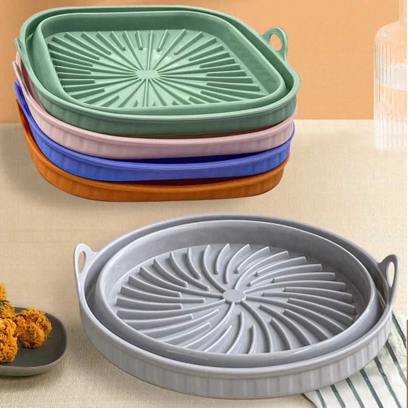 "Sammenleggbar silikongrillpanne for matlaging. Rød, plassbesparende design. Perfekt til airfryers og ovn."