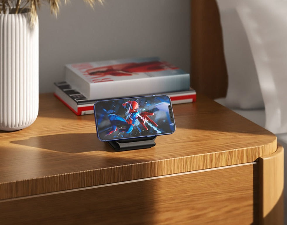 Reisevennlig trådløs hurtiglader for telefon og smartklokke, med praktisk magnetisk feste.