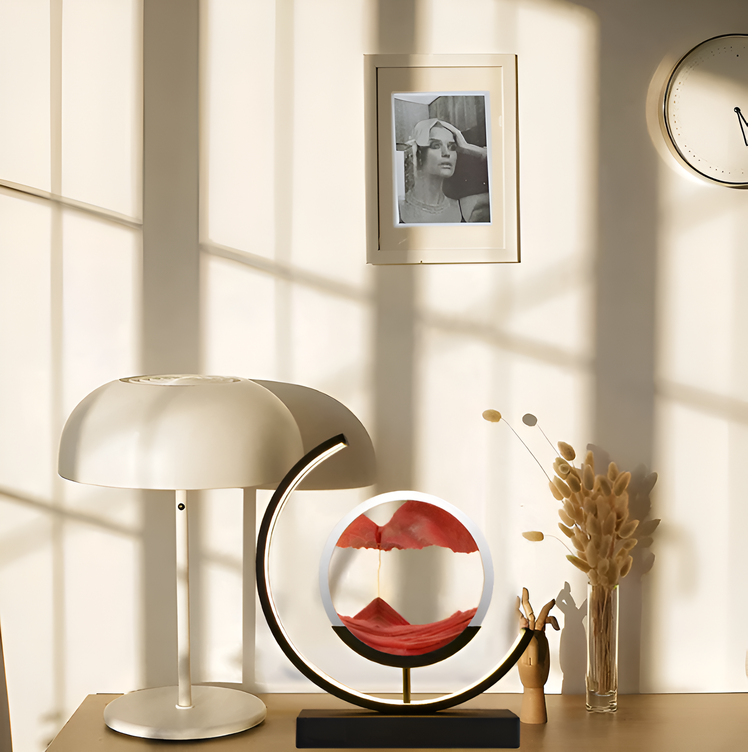 "Sandlampe med dimbart LED-lys og flytende sand i bevegelse, skaper ro og eleganse i moderne bordlampe-design."