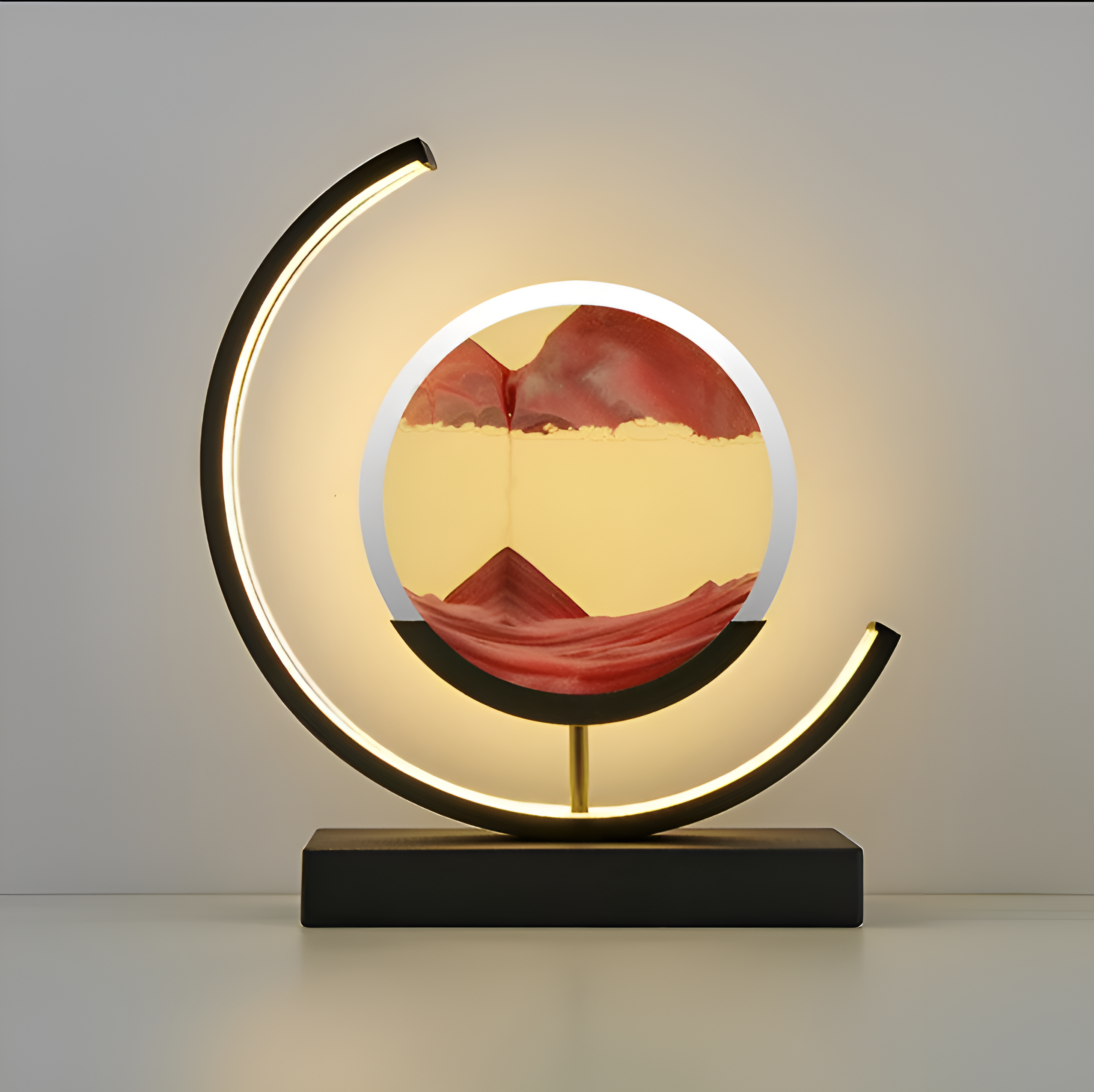 "Sandlampe med dimbart LED-lys og flytende sand i bevegelse, skaper ro og eleganse i moderne bordlampe-design."