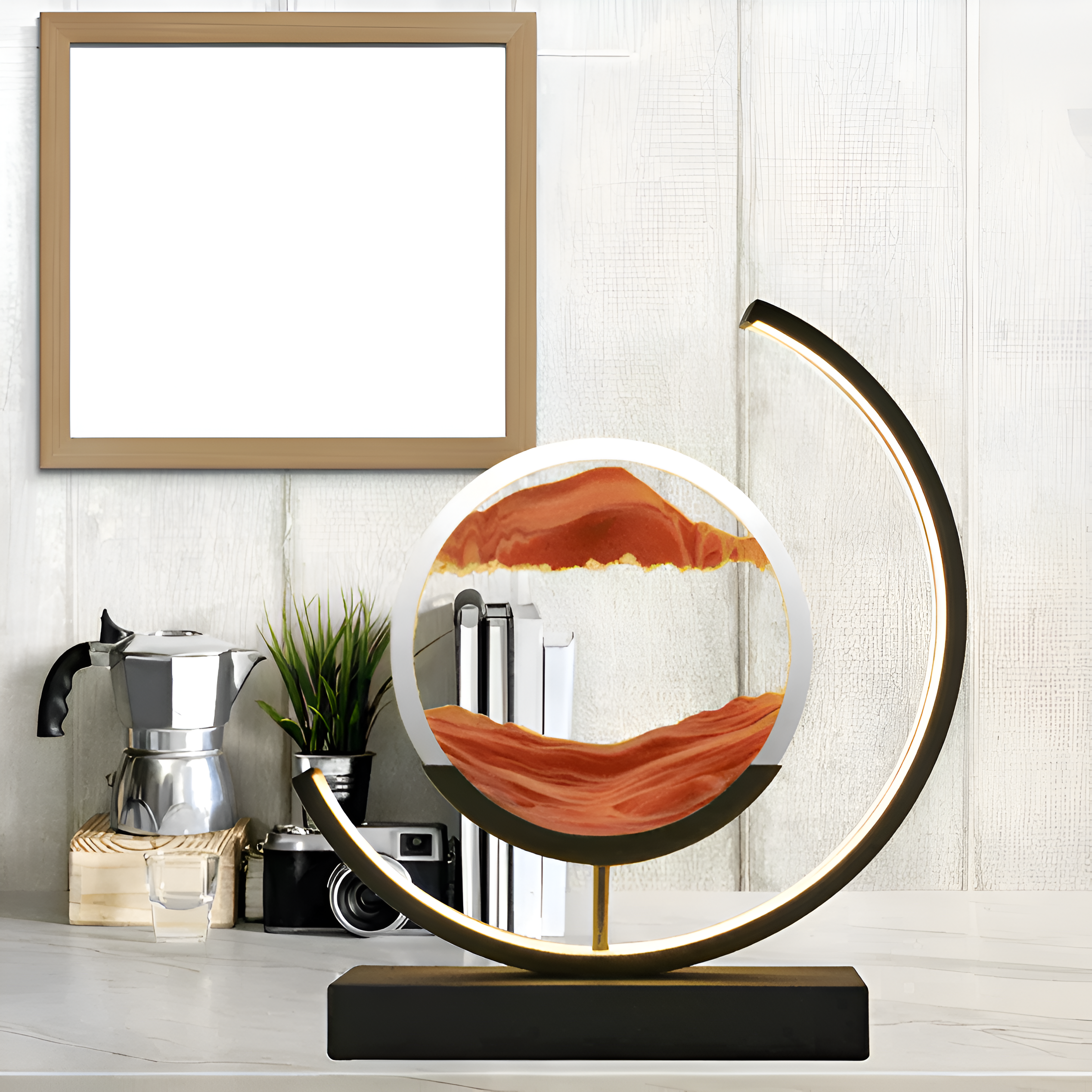 "Sandlampe med dimbart LED-lys og flytende sand i bevegelse, skaper ro og eleganse i moderne bordlampe-design."