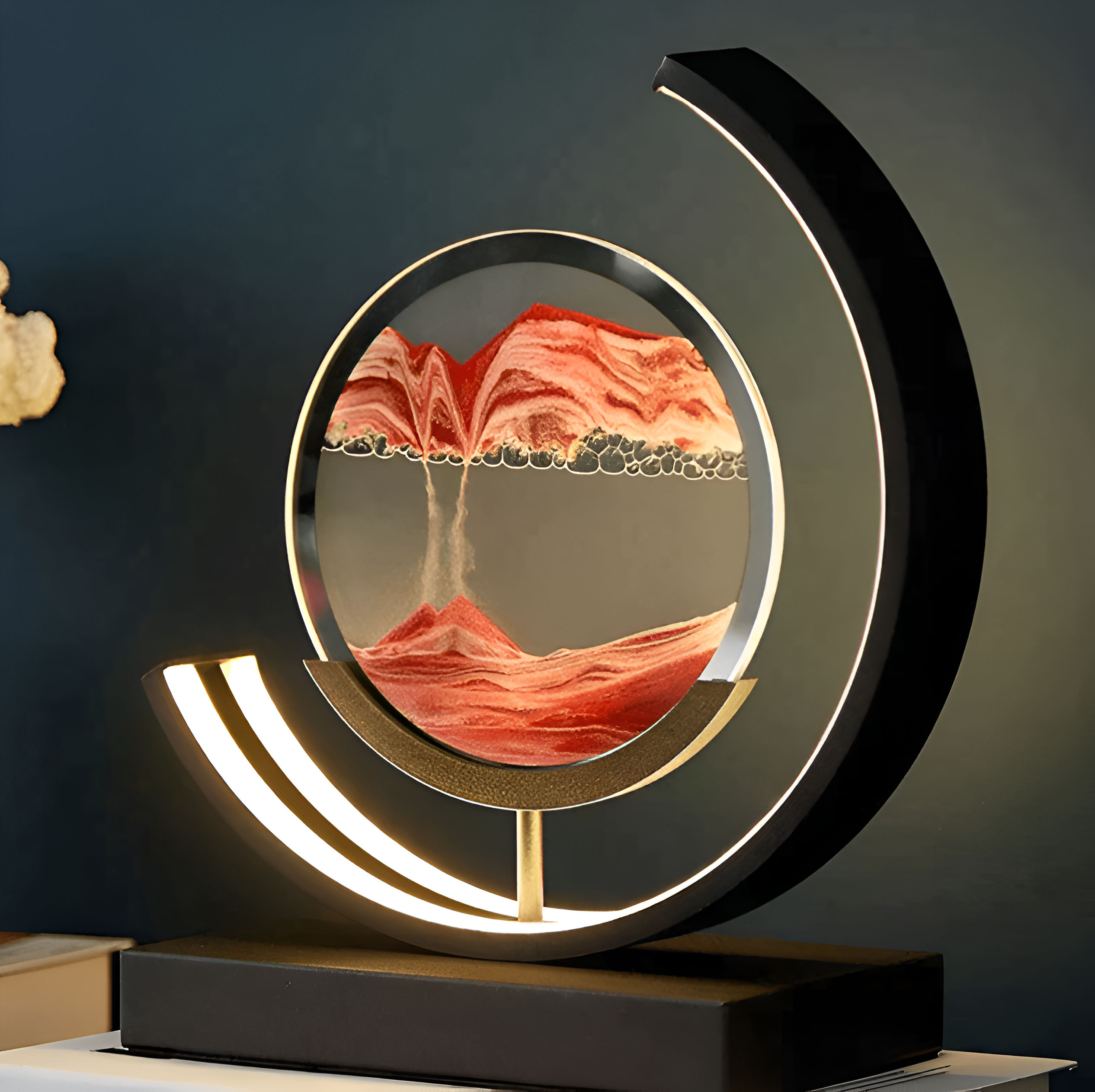 "Sandlampe med dimbart LED-lys og flytende sand i bevegelse, skaper ro og eleganse i moderne bordlampe-design."